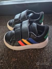 Scarpe adidas per bambino/a numero 22