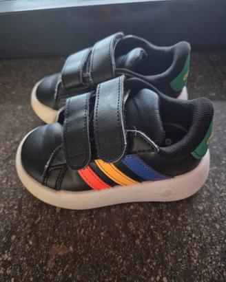 Scarpe adidas per bambino/a numero 22
