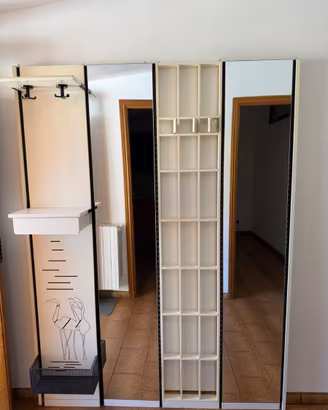 Mobile ingresso con due specchi