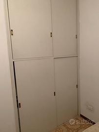 Armadio a muro con ante scorrevoli