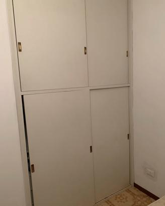 Armadio a muro con ante scorrevoli