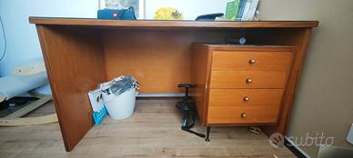 scrivania in legno e cassettiera con vetrata