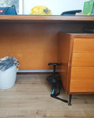 scrivania in legno e cassettiera con vetrata