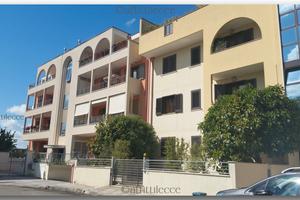 Ampio bilocale arredato con box a Lecce