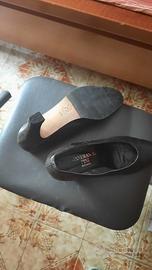 scarpe  nere di pelle