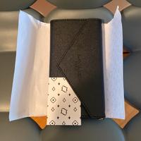 Pochette nera con tracolla rimovibile