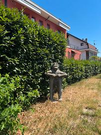 statua scimmia in cemento