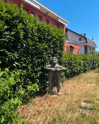statua scimmia in cemento