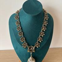 collana in metallo antico con perle