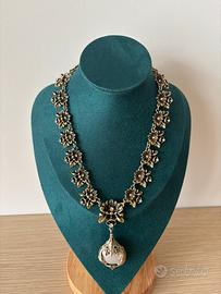 collana in metallo antico con perle