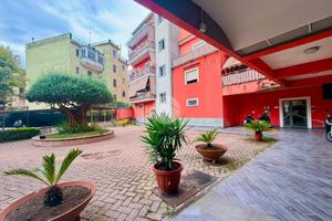 4 LOCALI A NAPOLI