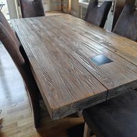 Tavolo in legno con sedie rustiche