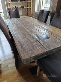 Tavolo in legno con sedie rustiche