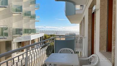 Bilocale in un condominio frontemare