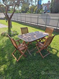 Tavolo più quattro sedie da giardino