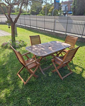 Tavolo più quattro sedie da giardino