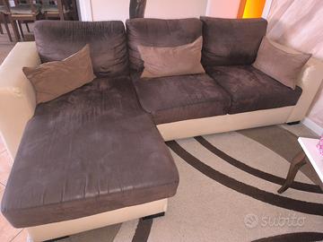 divano con penisola e tavolino in legno