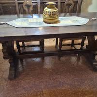 Sala da pranzo completa in noce.