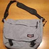 Tracolla Eastpak di colore grigio.