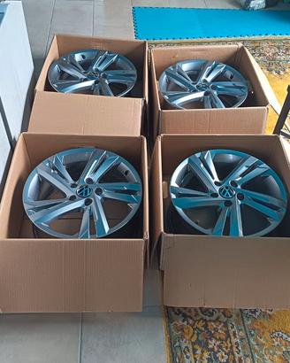 Cerchi in lega R17 volkswagen Golf 8