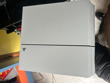 Ps4 senza scatola con gioco e joystick