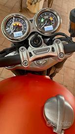 Moto Triumph 1200 speed twin