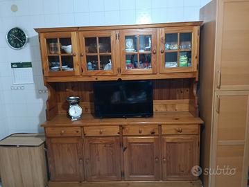 credenza in legno tavolo sedie