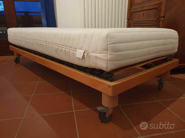 Letto singolo con materasso, rete a doghe e ruote.