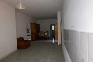 Casa con 3 appartamenti in buone condizioni