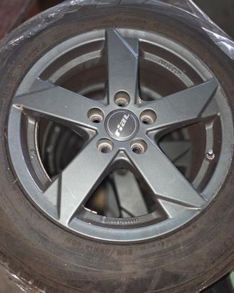 Quattro Gomme con cerchio.