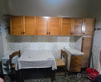 Cucina in legno con ante a persiana