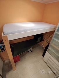 Letto a soppalco con scrivania