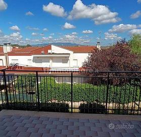 Villa a schiera con box e sala hobby