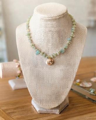 Collana  con pietre e conchiglia 