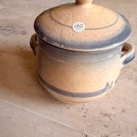 Pentola in terracotta rustica con coperchio