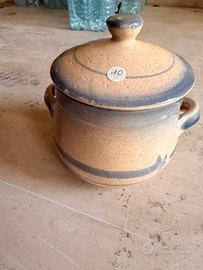 Pentola in terracotta rustica con coperchio