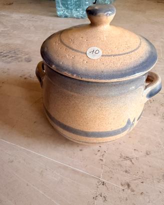 Pentola in terracotta rustica con coperchio