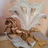 Vecchio vaso in ceramica con cavallo dorato 