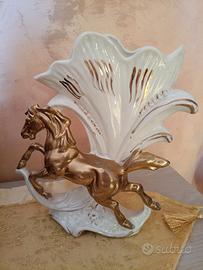 Vecchio vaso in ceramica con cavallo dorato 