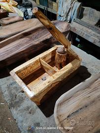 schiaccianoci artigianale in legno di olivo