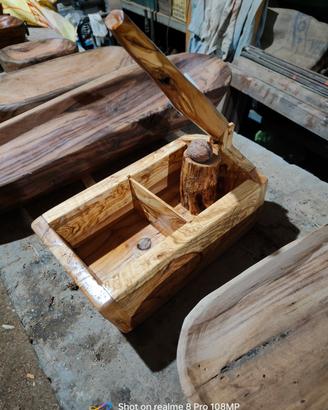 schiaccianoci artigianale in legno di olivo