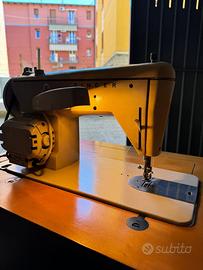 Macchina da cucire Singer con mobile vintage