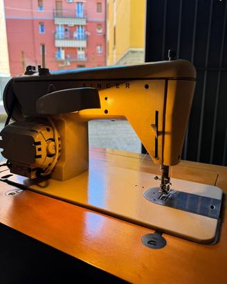 Macchina da cucire Singer con mobile vintage