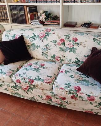 Divano 3 posti e 4 poltrone con tavolino