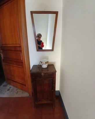 Comodino in legno