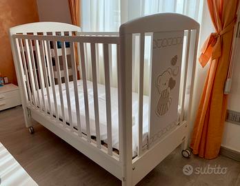 Lettino in legno con sbarre