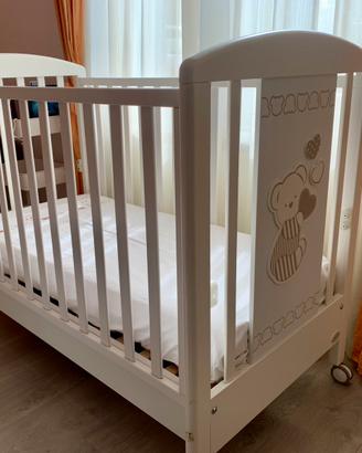 Lettino in legno con sbarre