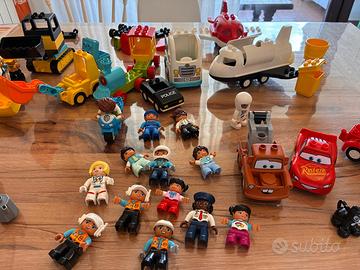 Lotto LEGO Duplo - Veicoli, Basi, Omini, Mattoncin