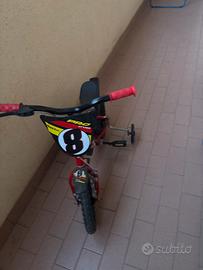Bicicletta per i bambini a quattro ruote