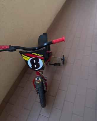 Bicicletta per i bambini a quattro ruote